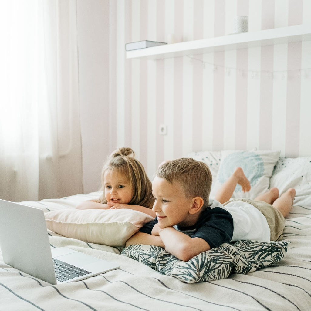 Πόσο screen time είναι πολύ για τα παιδιά; Έρευνα μαρτυρά τις 2 κρισιμότερες ηλικίες 