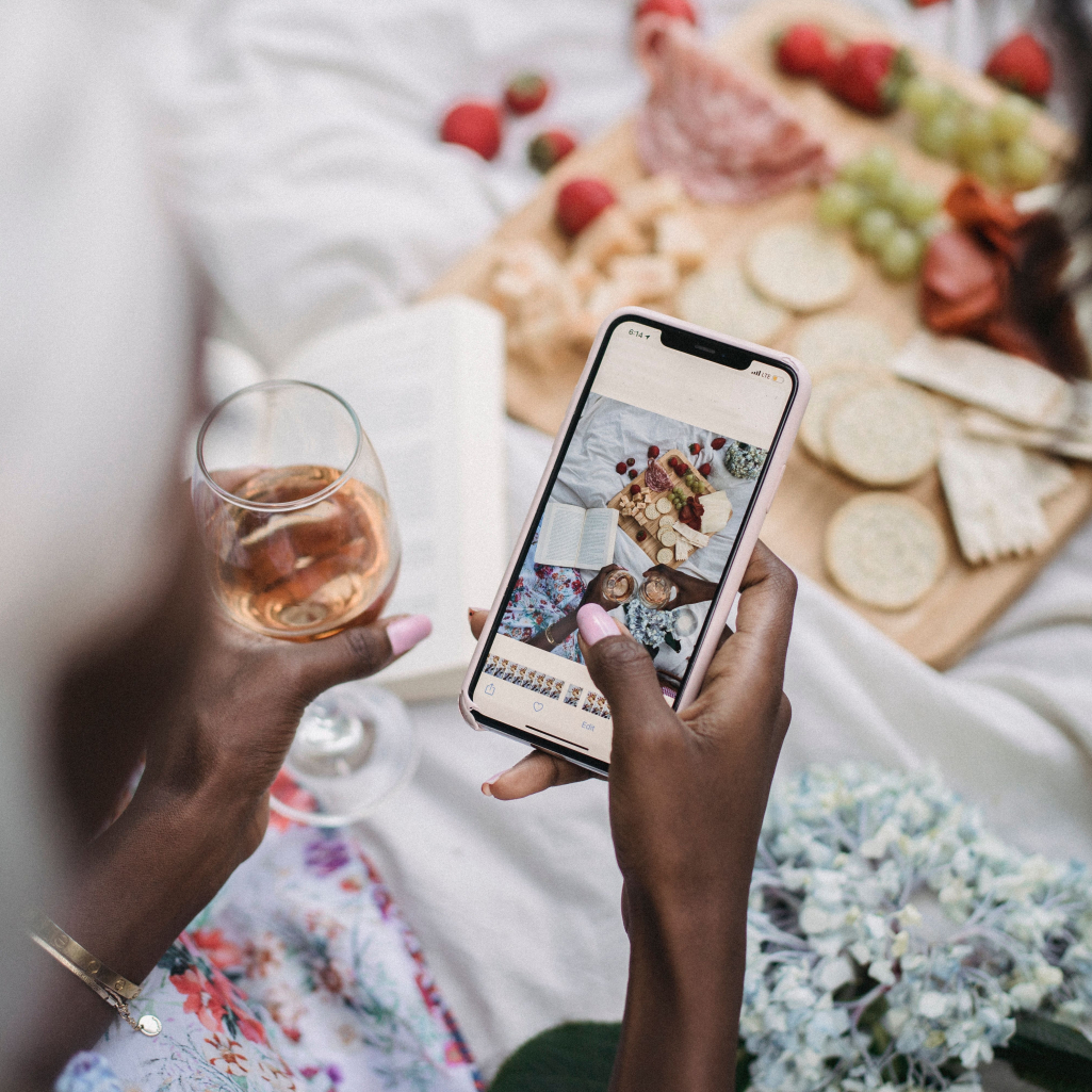 Δεν έχεις Instagram ή Facebook; Οι ψυχολόγοι λένε ότι αυτό μπορεί να αποκαλύπτει κάτι που δεν περίμενες για εσένα
