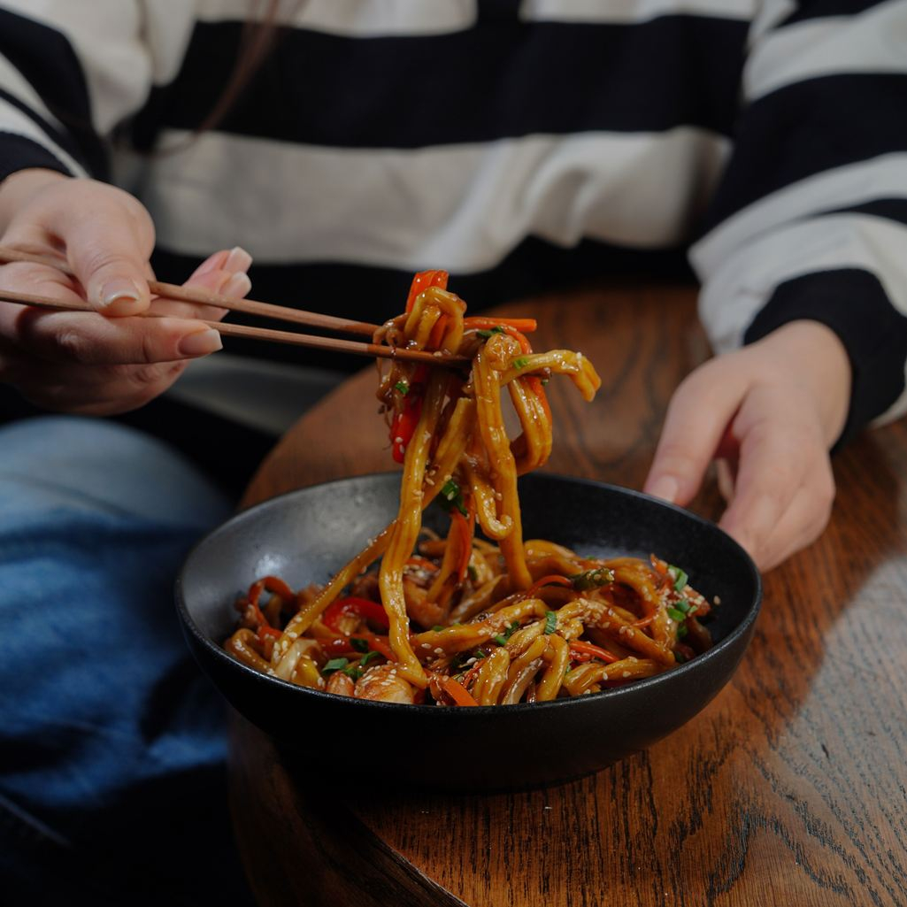 Τα noodles με λαχανικά και κάσιους είναι η πιο εύκολη συνταγή για ένα γρήγορο γεύμα