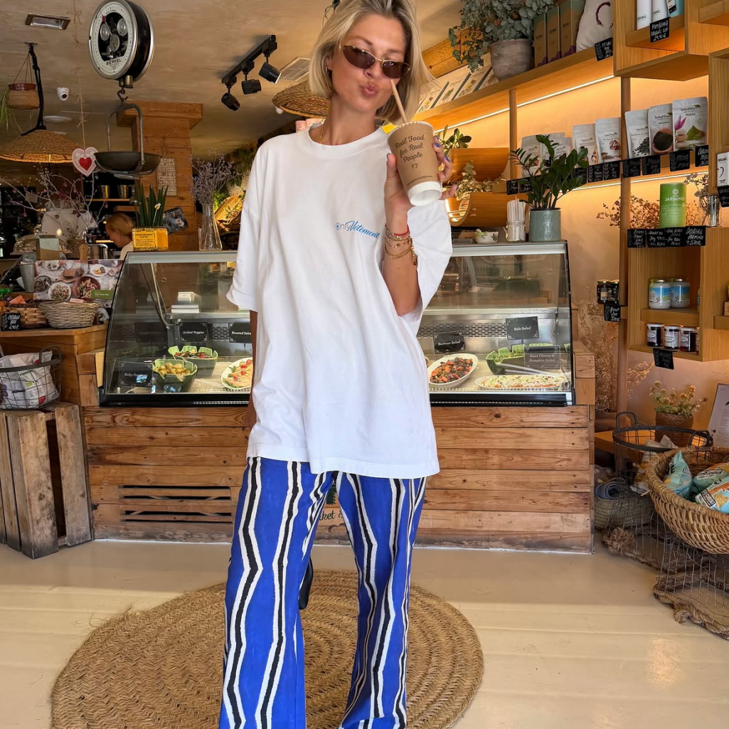 5 t-shirts που θα κάνουν τα looks στο γραφείο άνετα και στιλάτα χωρίς καθόλου προσπάθεια