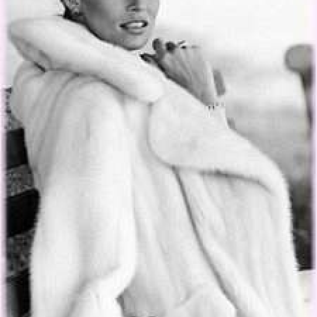 Lauren-Hutton-in-white-fur-circa-75.jpg