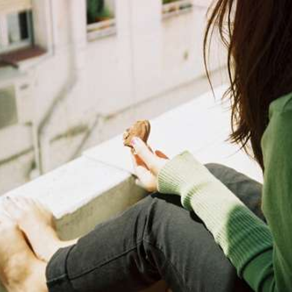 alone-beautiful-cute-eating-grl-Favim.com-161903.jpg