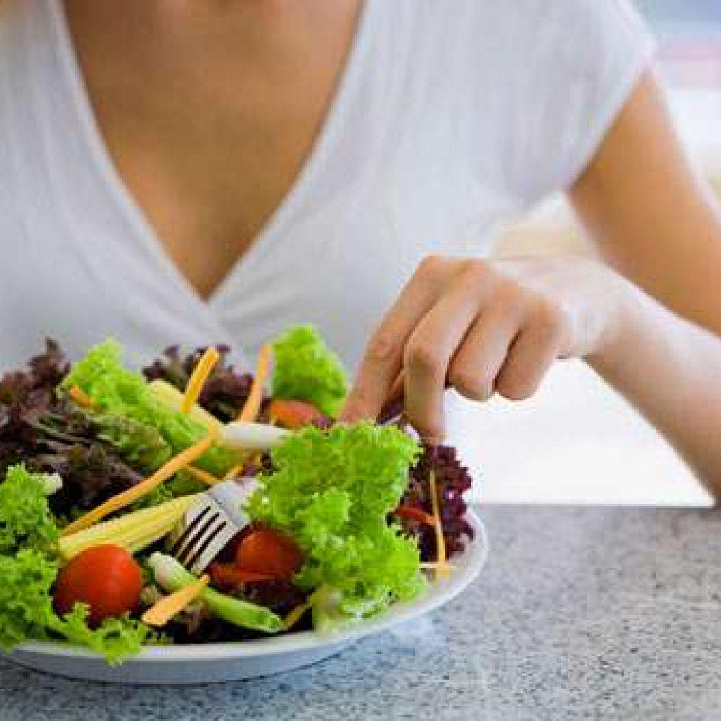 woman_eating_salad.jpg