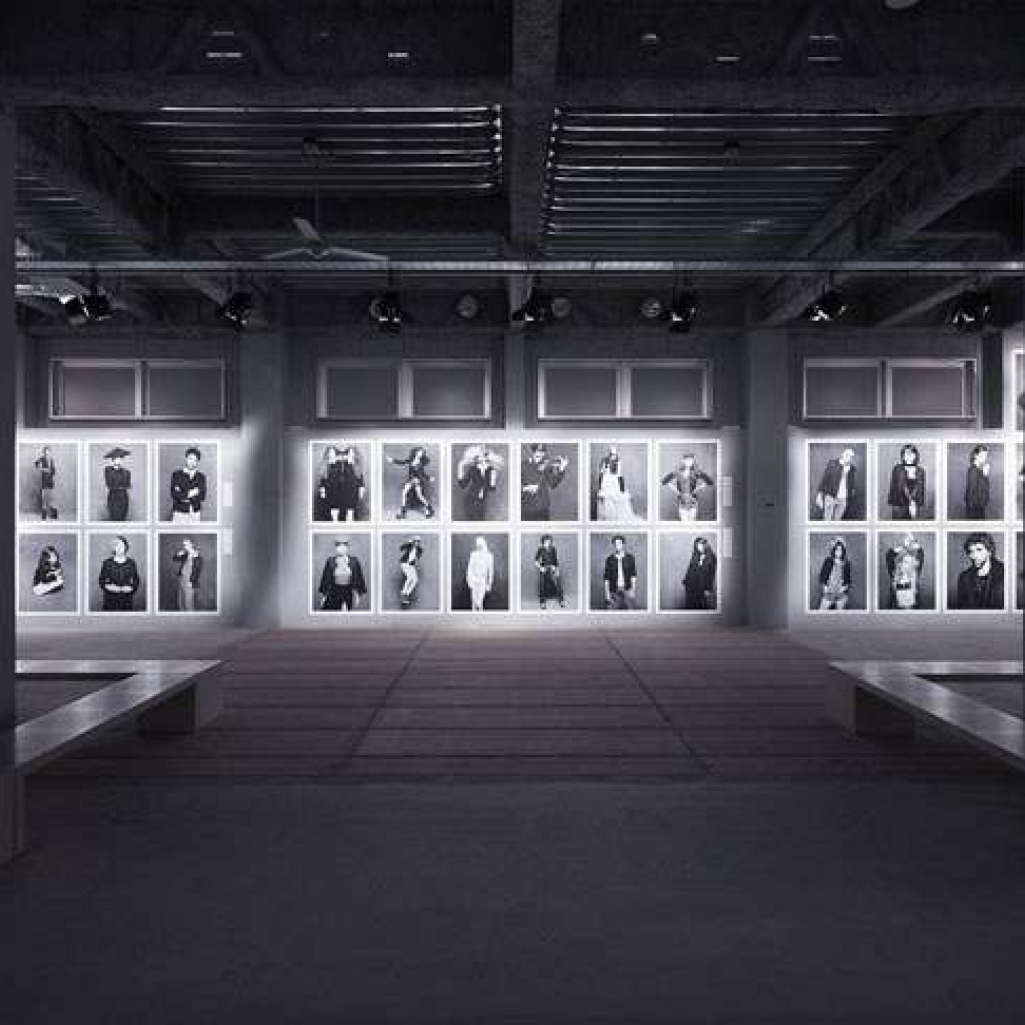 Exhibition-pictures-08-The-Little-Black-Jacket-CHANELs-classic-revisited-by-Karl-Lagerfeld-and-Carine-Roitfeld.jpg
