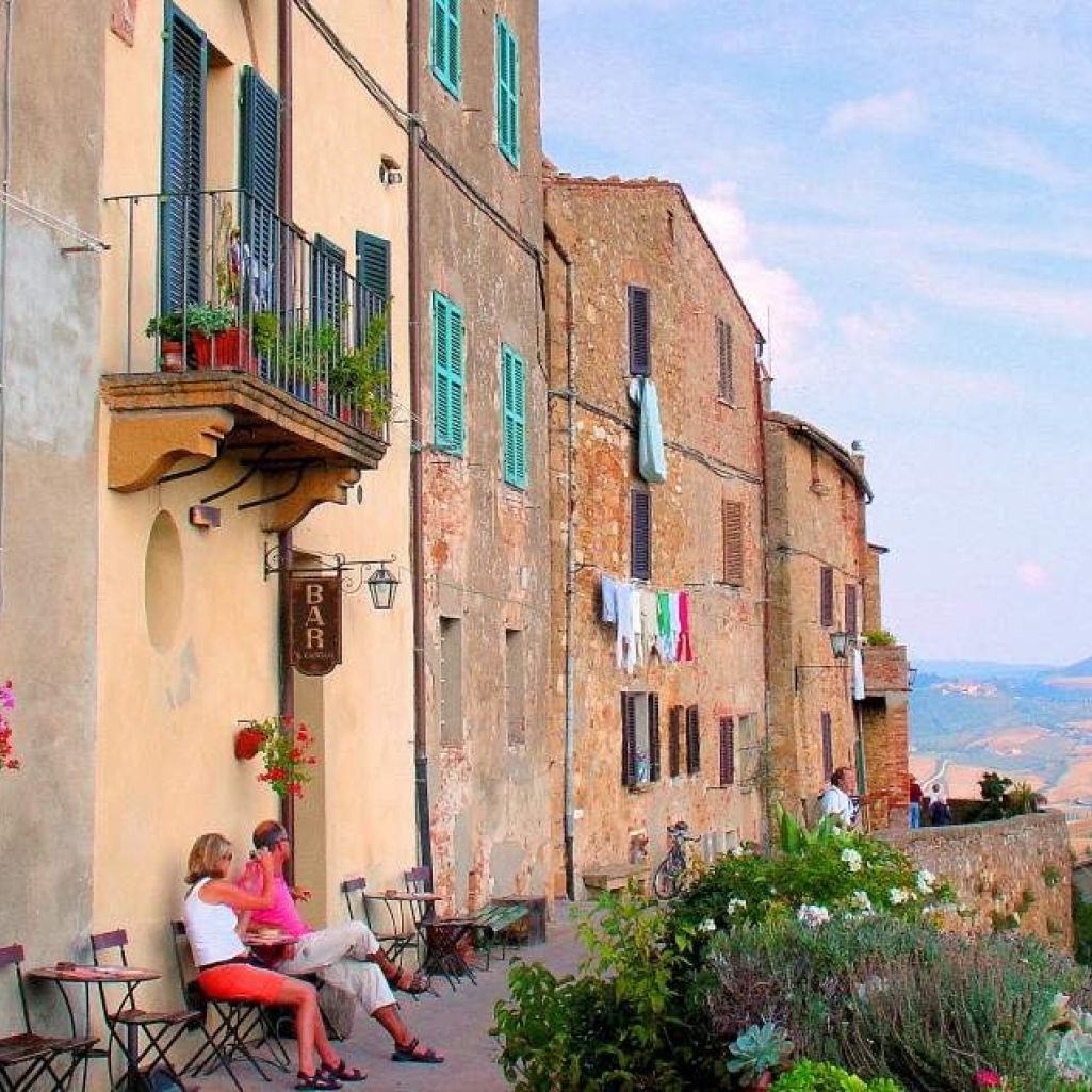 Italy-Tuscany-Pienza-Landscape-of-village-and-valley.jpg