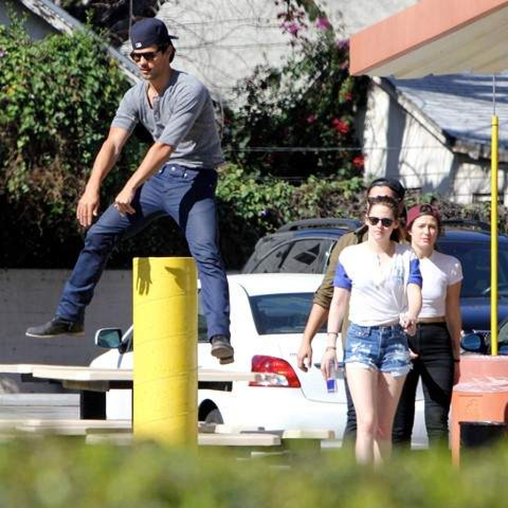 1363380536_taylor-lautner-kristen-stewart-zoom1.jpg