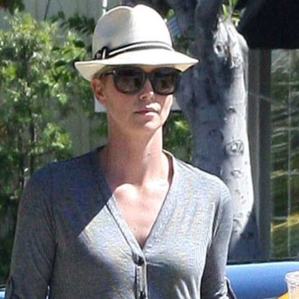 charlize1.jpg