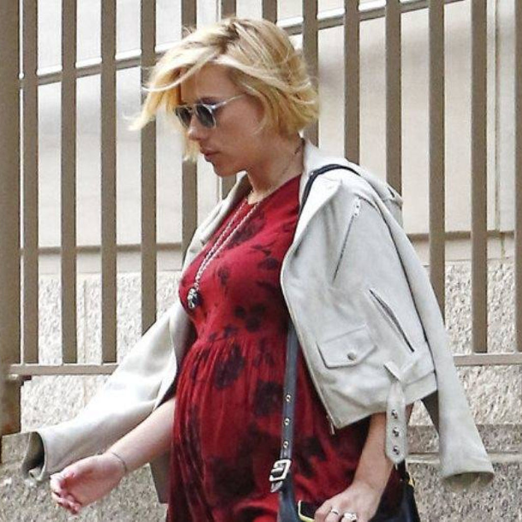 Pregnant-Scarlett-Johansson-NYC-1.jpg