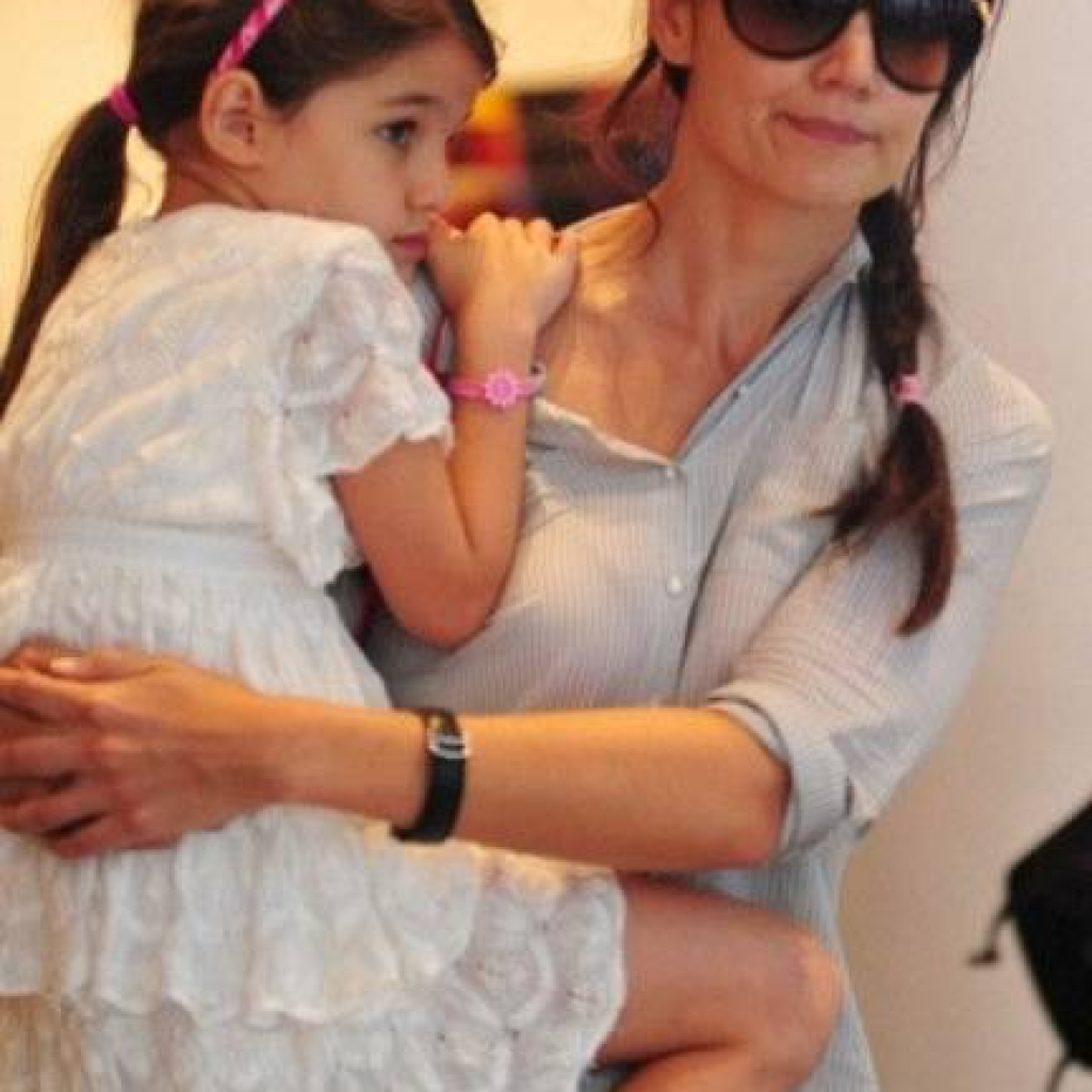 katie-holmes-suri-cruise_50852085-842x12801.jpg