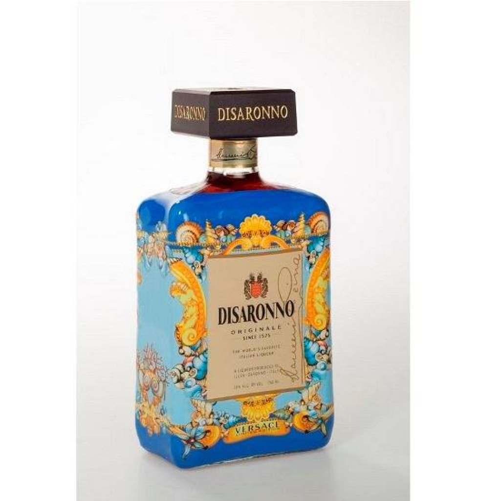 DISARONNO-wears-VERSACE-1.jpg