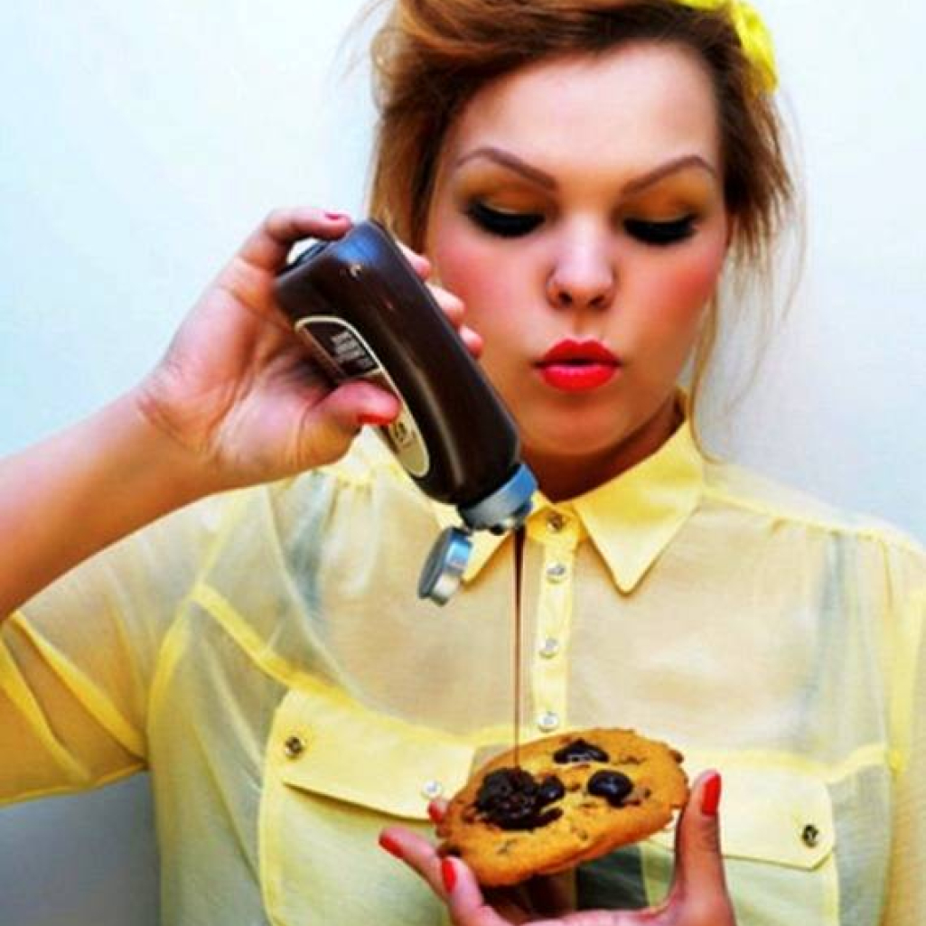 WomanWithChocolateOnCookieEating-850x400-ka.jpg