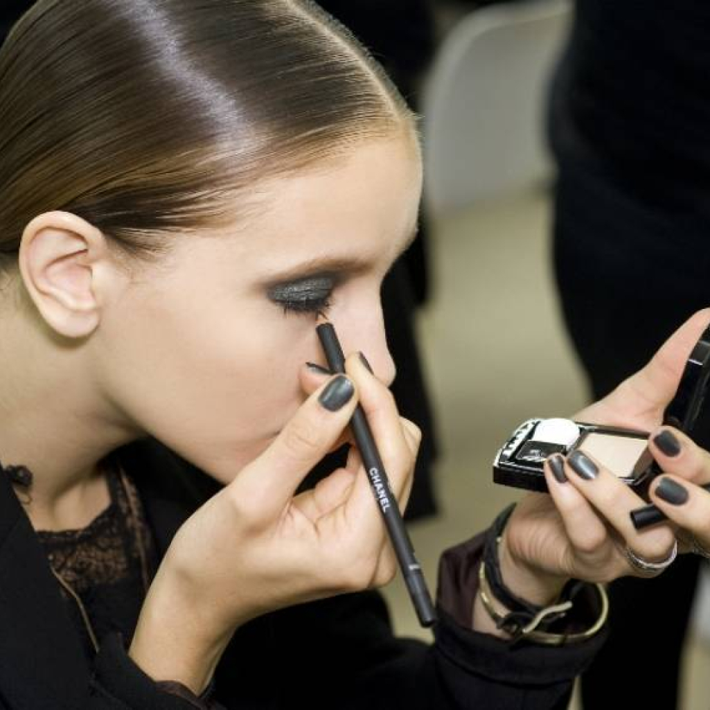 chanel-backstage-makeup-ss2011-1-800.jpg
