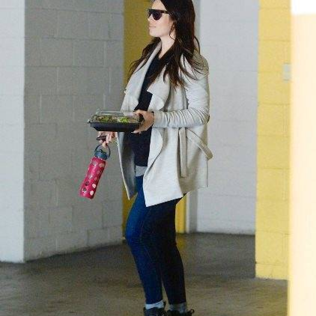 Pregnant-Jessica-Biel-Grabbing-Lunch-LA-2015-3.jpg