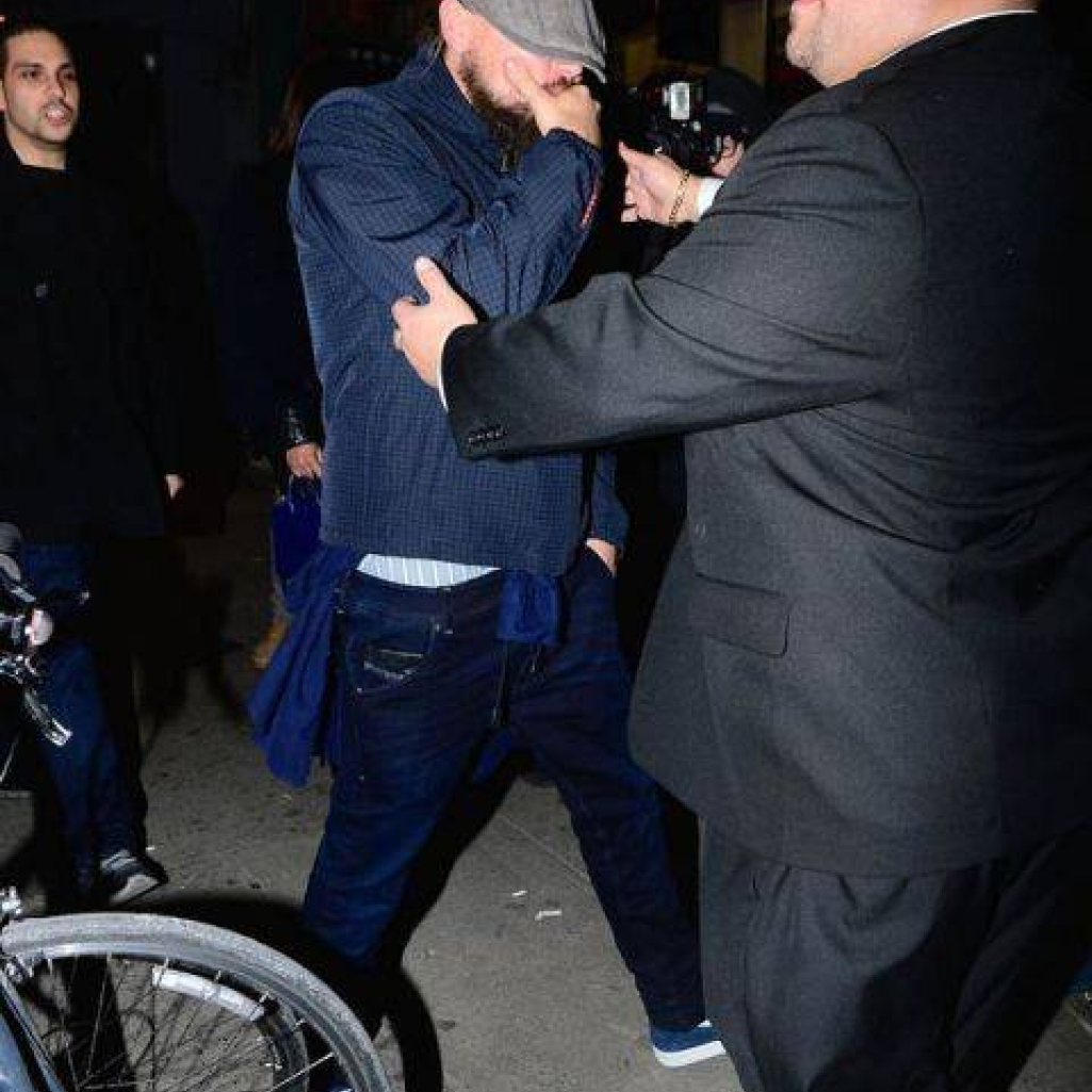 Rihanna-arrived-at-leonardo-dicaprio-home-at-1am-befour-going-to-club-up-and-down-11.jpg
