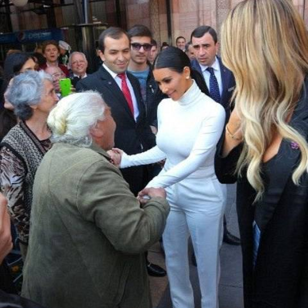 277CF5BE00000578-3035865-Honoured_The_woman_earnestly_held_Kim_s_hand_while_speaking_to_h-a-46_1428858289490_4580e.jpg