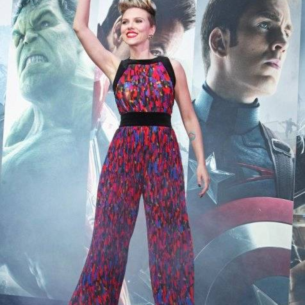 27D3D20E00000578-3049296-Hey_London_Scarlett_waves_to_fans_as_she_takes_to_the_stage_to_j-a-89_1429645578547_38039.jpg