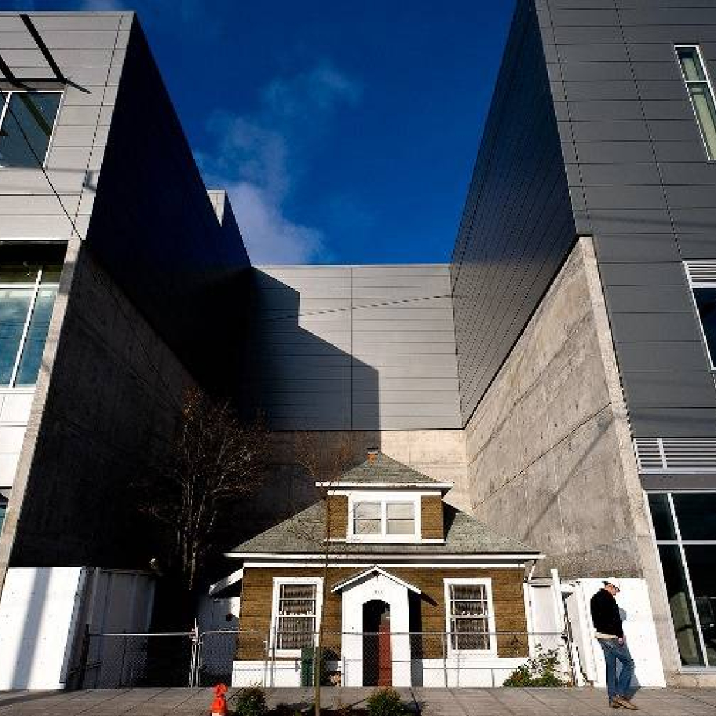 H 84χρονη Edith Macefield που αρνήθηκε να εγκαταλείψει το σπίτι της για