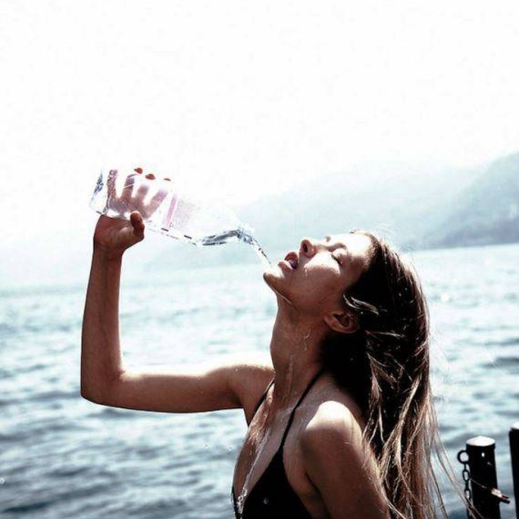 Лучше пить горячую воду. Девушка пьет воду. Человек пьет воду Эстетика. Человек пьет воду. Девушка пьет теплую воду.