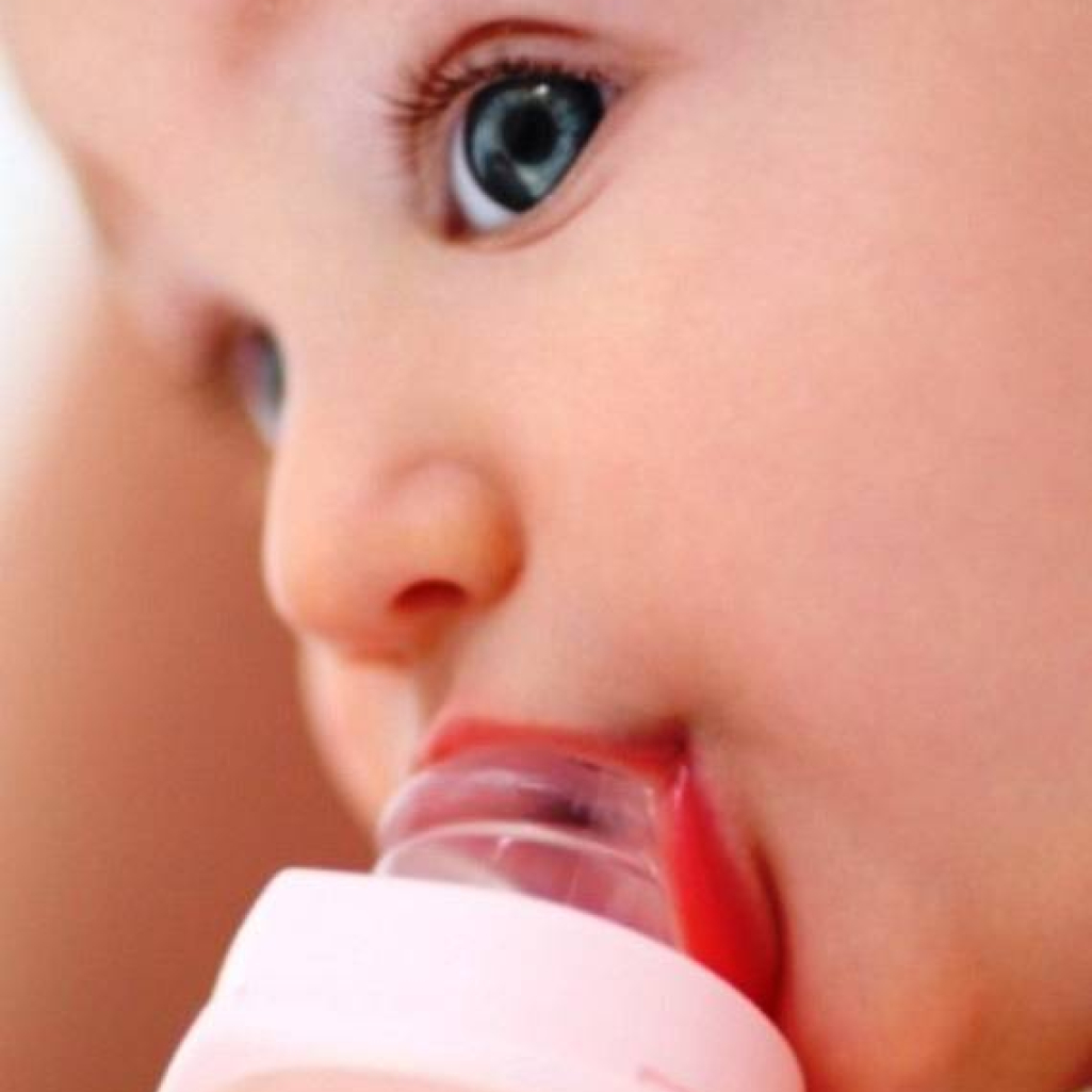 Baby-drinking-water-from-a-bottle-main.jpg