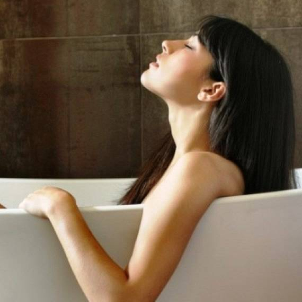 beautiful-woman-in-a-bath-900x639οριζ.jpg