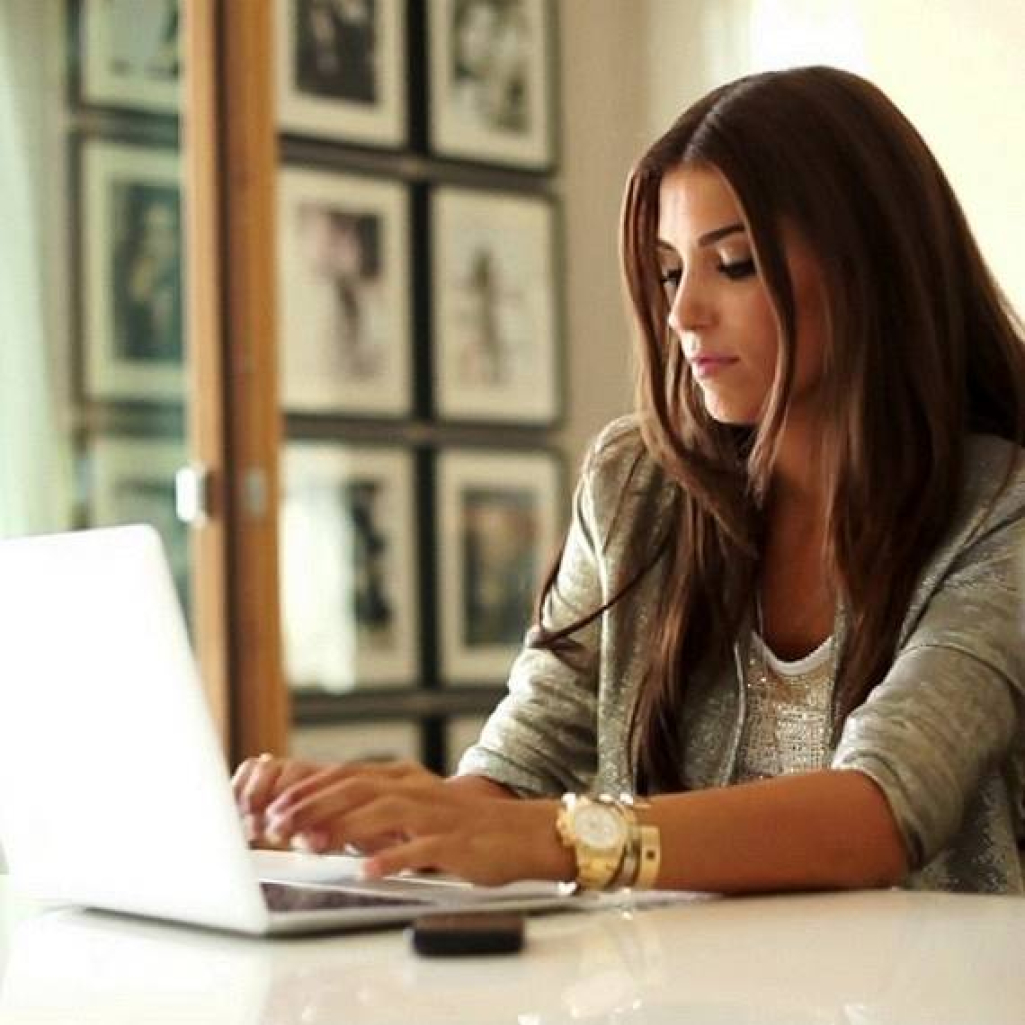 woman-working-in-the-officeκαθετα.jpg