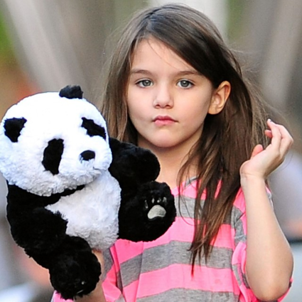 Suri-Cruise-showed-off-her-new-stuffed-panda.jpg