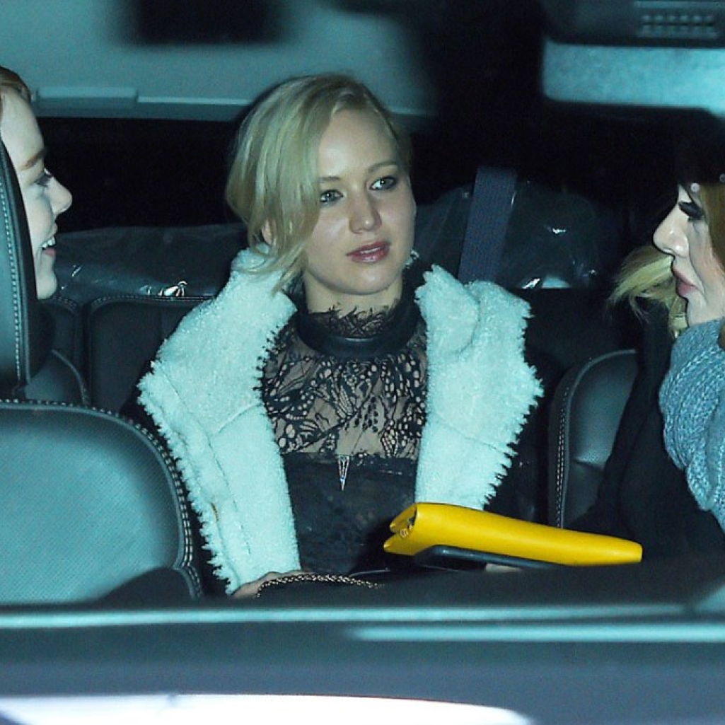 Adele-Jennifer-Lawrence-Emma-Stone-JR-112415.jpg