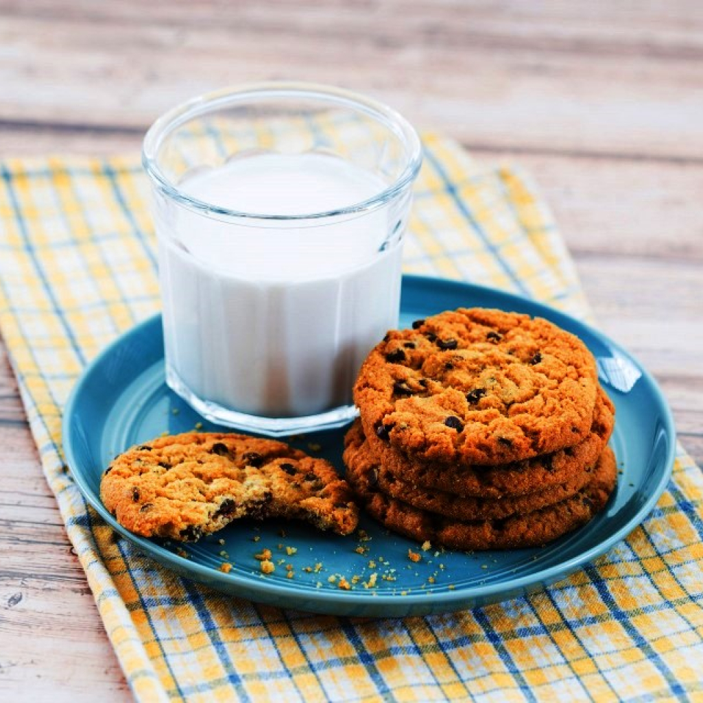 cookies-and-milk-food-photography.jpg