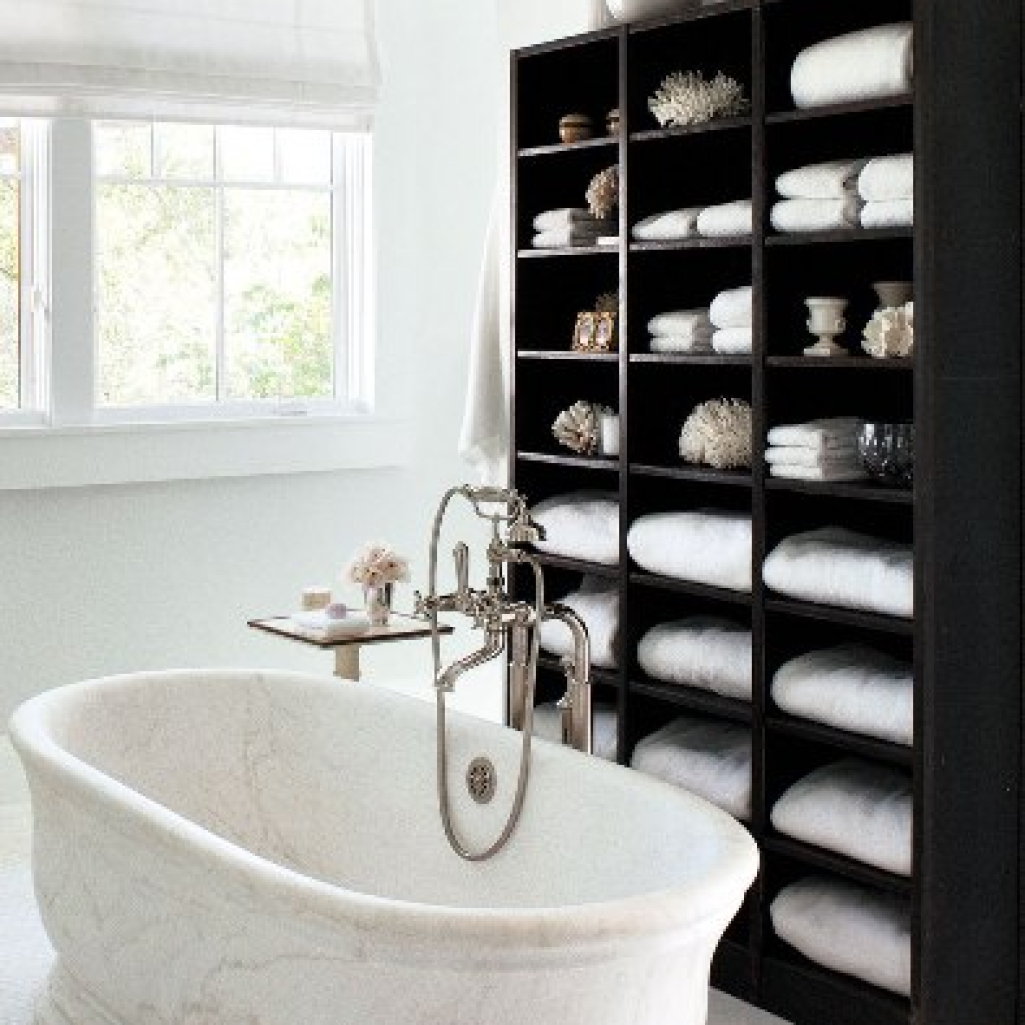 black-and-white-bathroom-570.jpg