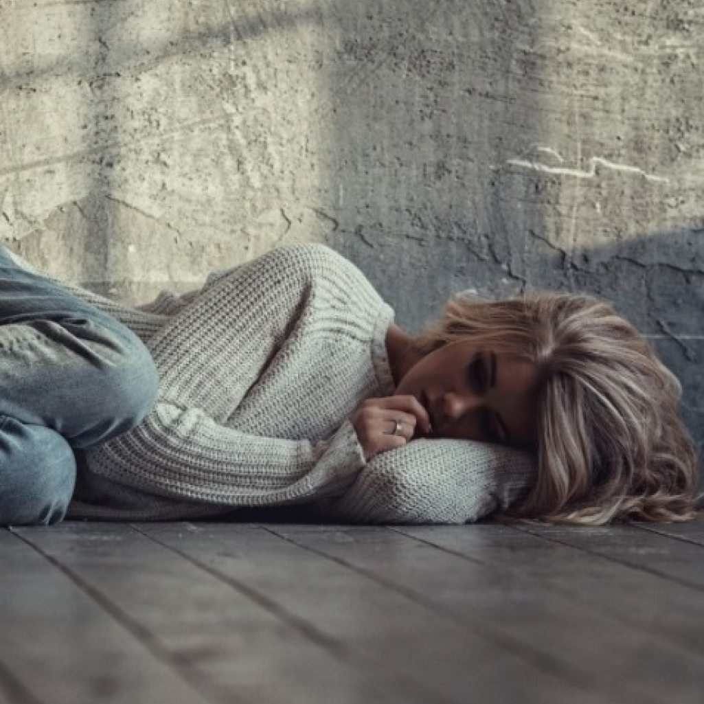 Sad-girl-sleeping-heart-breaking-love-image-1.jpg