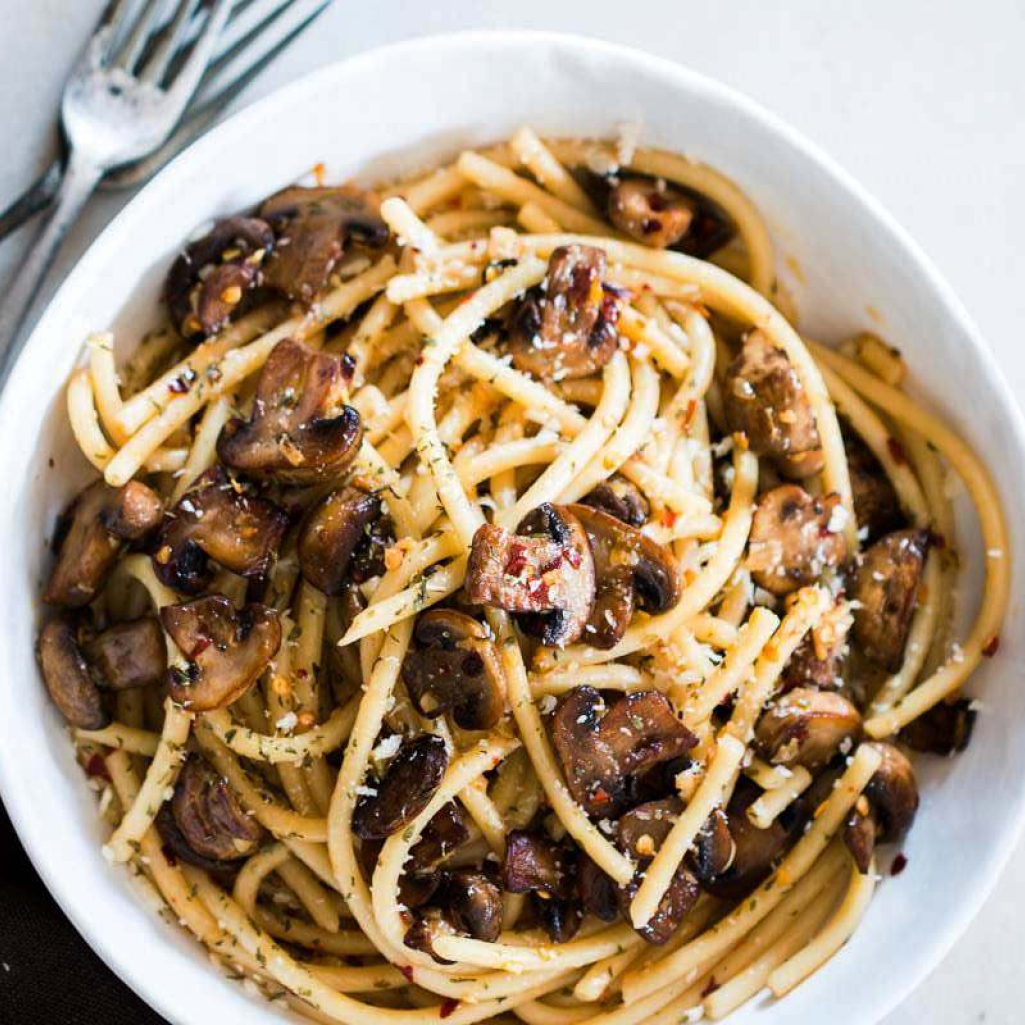 15-minute-mushroom-spaghetti-aglio-olio-1024x1024-4.jpg