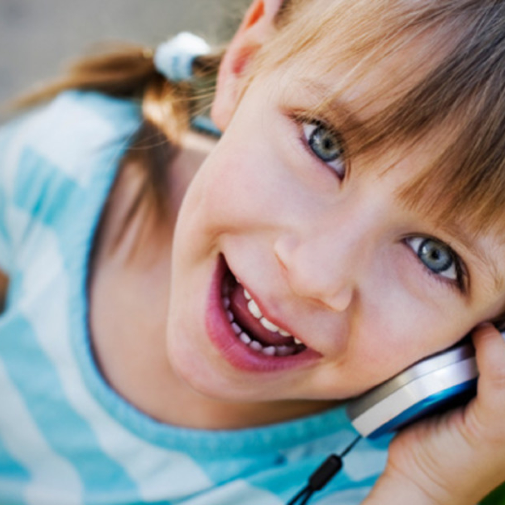 girl-on-cell-phone-acy6sf.jpg