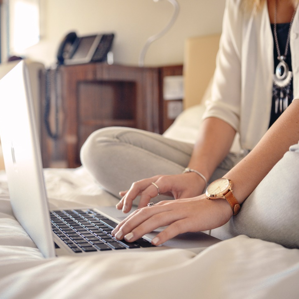 person-woman-apple-hotel.jpg