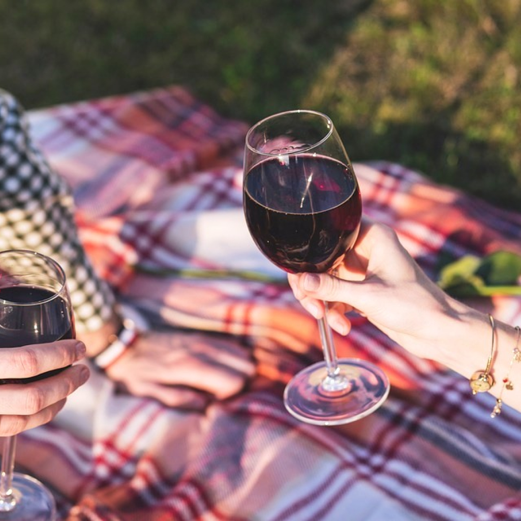 alcohol-champagne-celebration-blanket-couple-drink-1853380.jpg