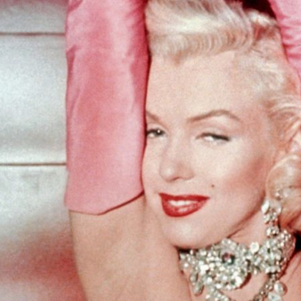 allure-the-most-iconic-red-lipstick-moments-of-all-time.jpg