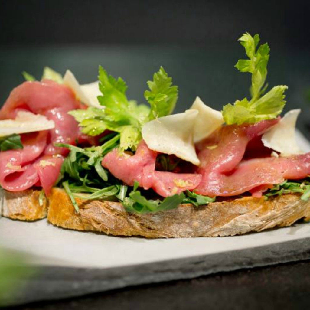 metropolis-sandwitch-carpaccio-roka-truffa-voulis.jpg