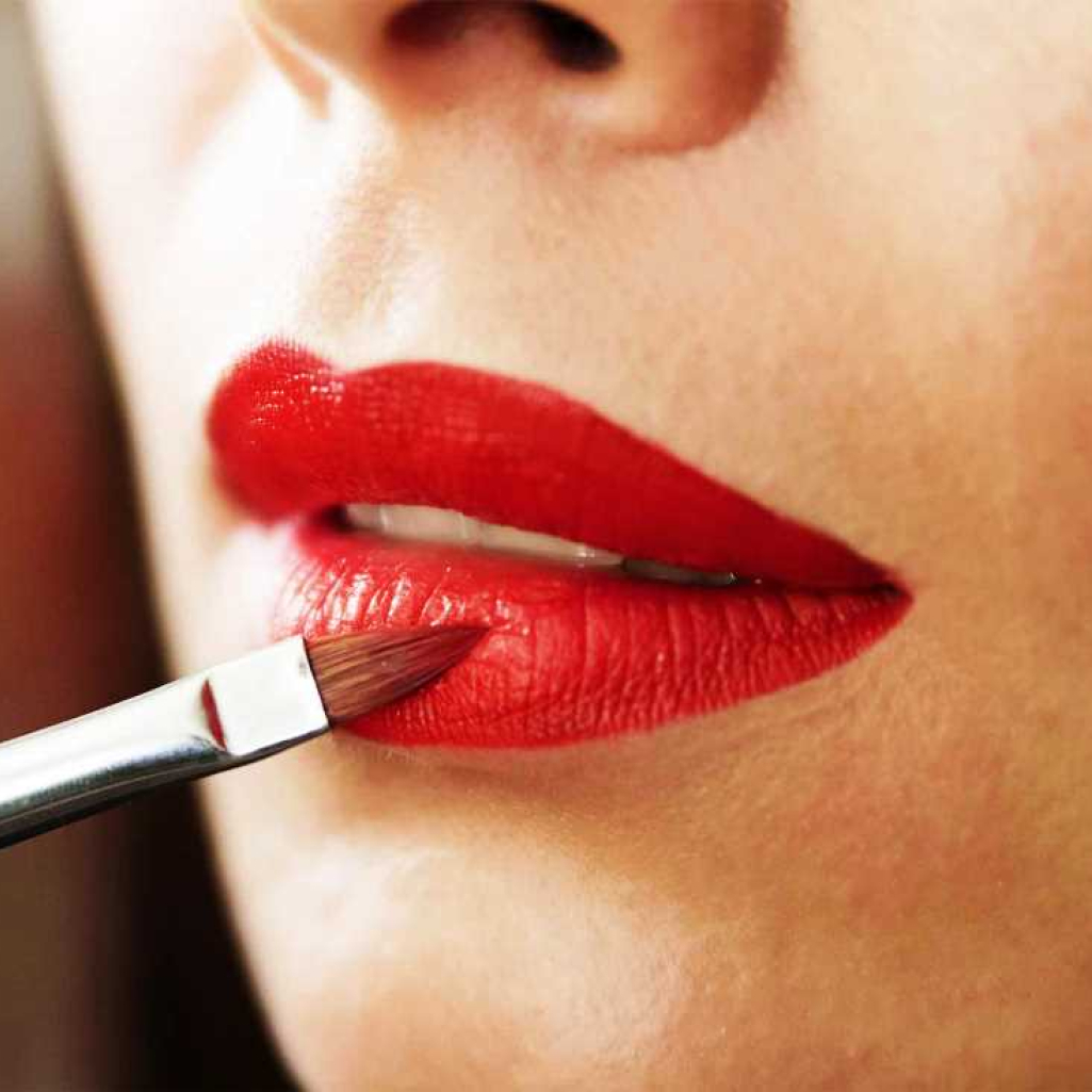 05-apply-red-lipstick.jpg
