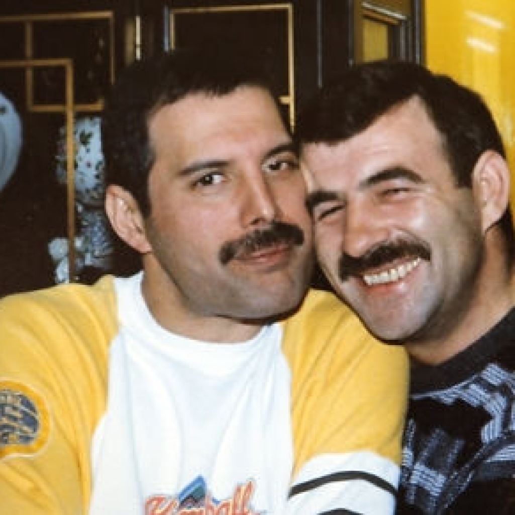freddie-mercury-jim-hutton-candid-photos-23-592d50c6660d0-png-605.jpg