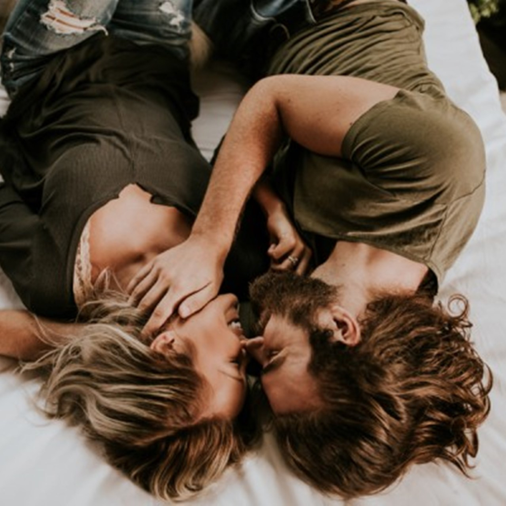this-couples-pillow-fight-photo-shoot-is-fun-flirty-and-full-of-feathers-5-600x400.jpg
