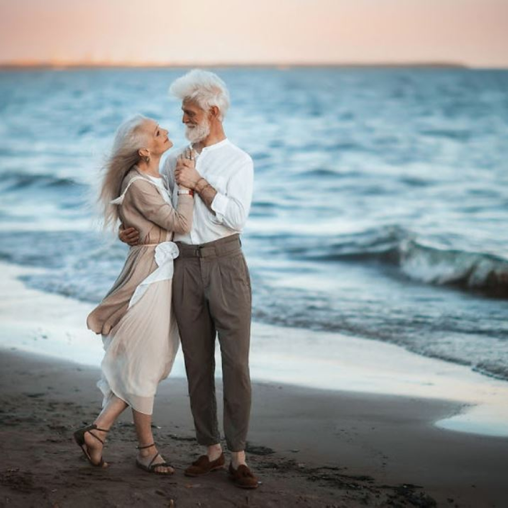 copy-of-russian-photographer-makes-wonderful-photos-with-an-elderly-couple-showing-that-love-transcends-time-5971041437838-png-880.jpg