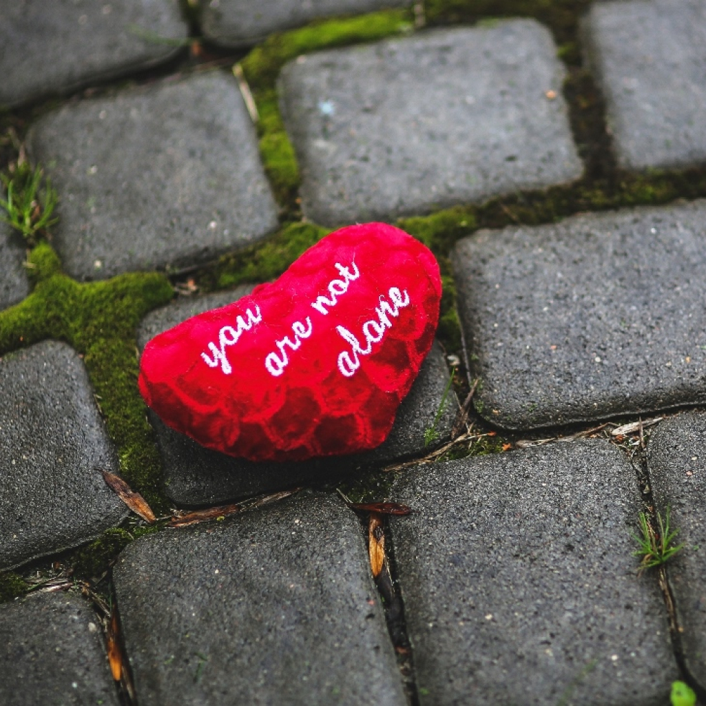 red-love-heart-alone-6068.jpg