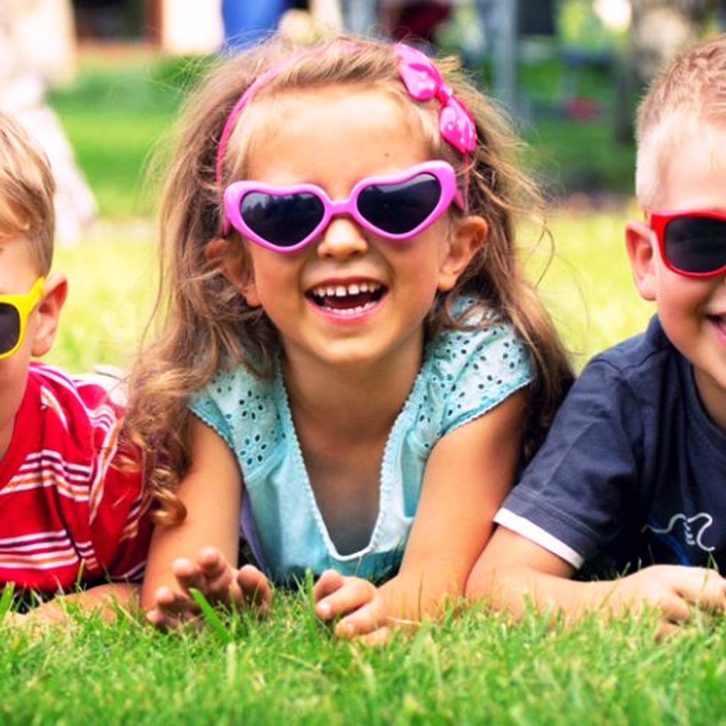 children-with-sunglasses-960x500.jpg