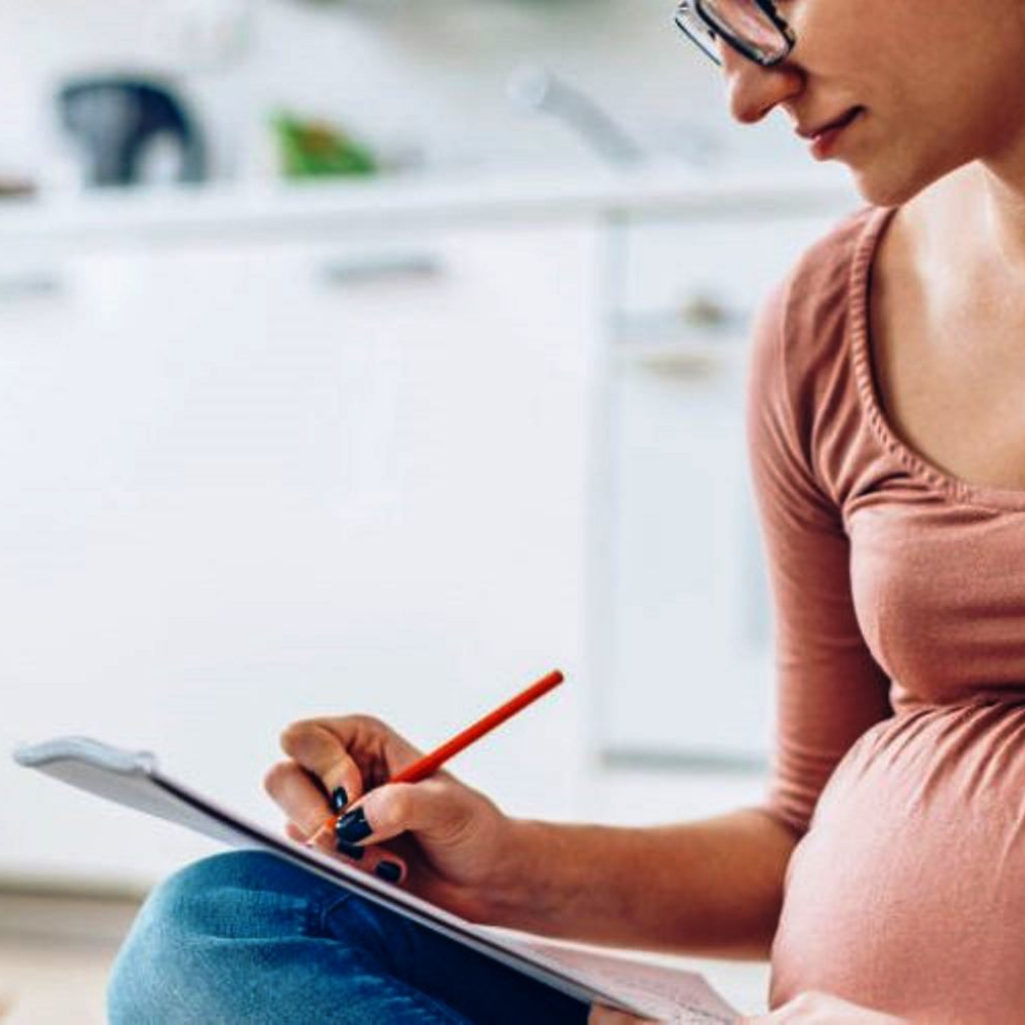 landscape-1477384846-pregnant-woman-drawing-960x500.jpg
