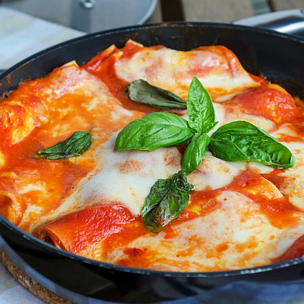 lasagna-in-padella-con-pomodoro-e-mozzarella-ricetta-primo-gustoso-veloce-estivo-senza-forno.jpg
