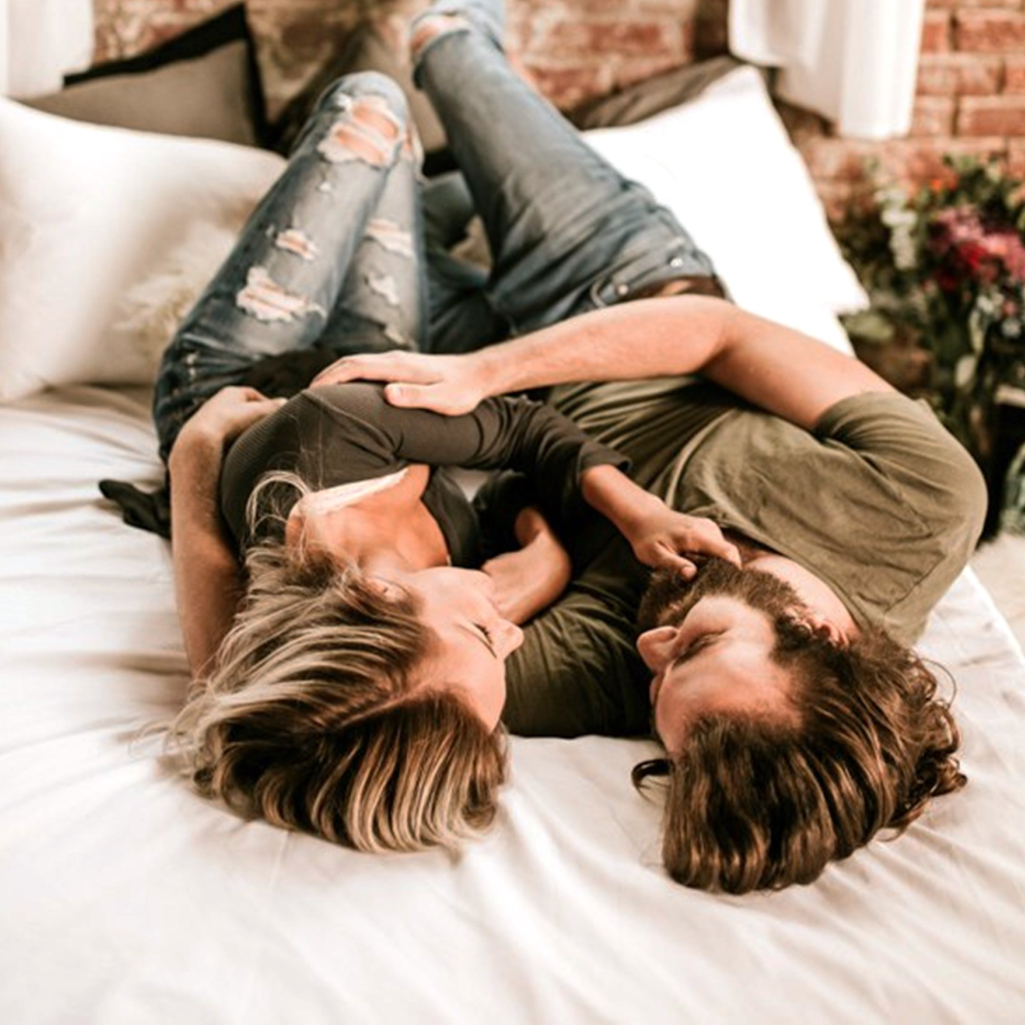 this-couples-pillow-fight-photo-shoot-is-fun-flirty-and-full-of-feathers-6-600x900.jpg
