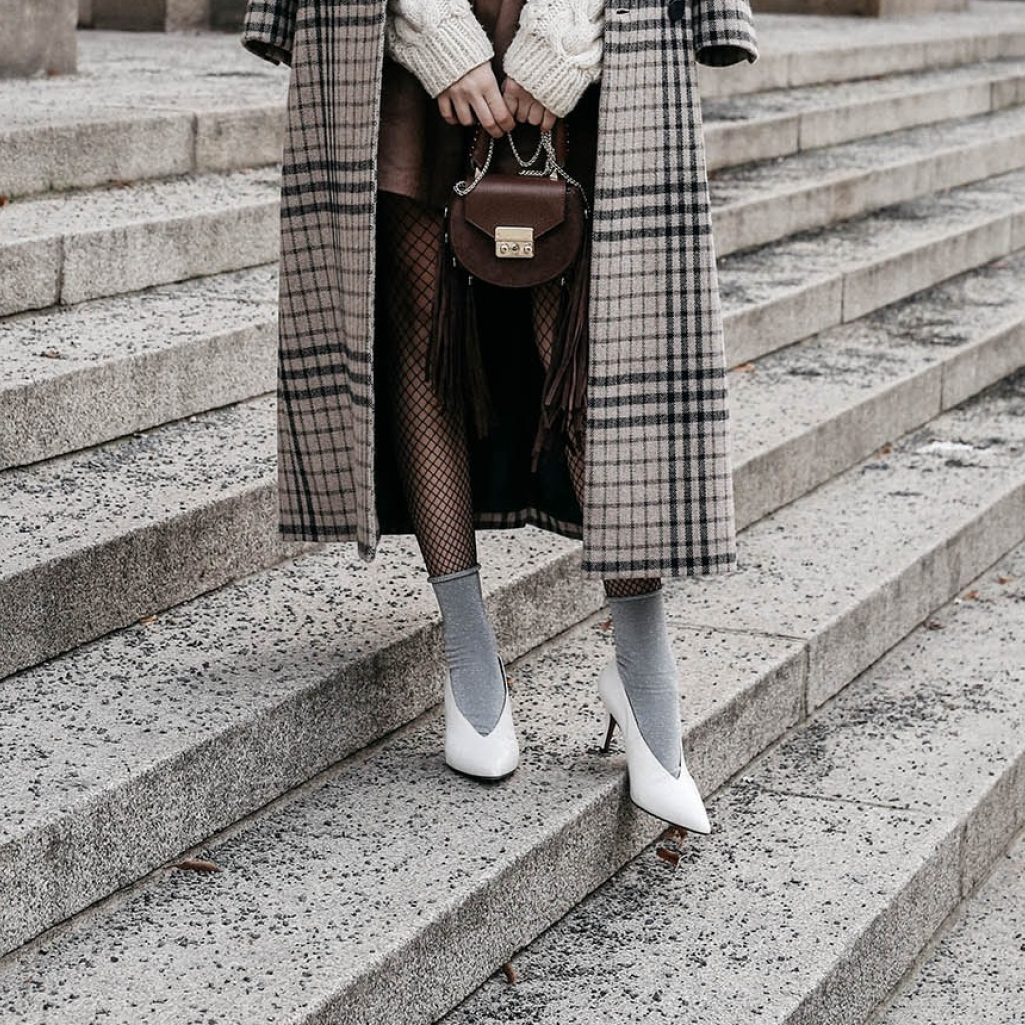 mango-checked-double-breasted-coat-chunky-cable-knit-sweater-trend-white-v-shape-celine-pumps-salar-fringe-suede-bag-fishnet-tights-leather-shorts-berlin-fashion-week-street-style.jpg