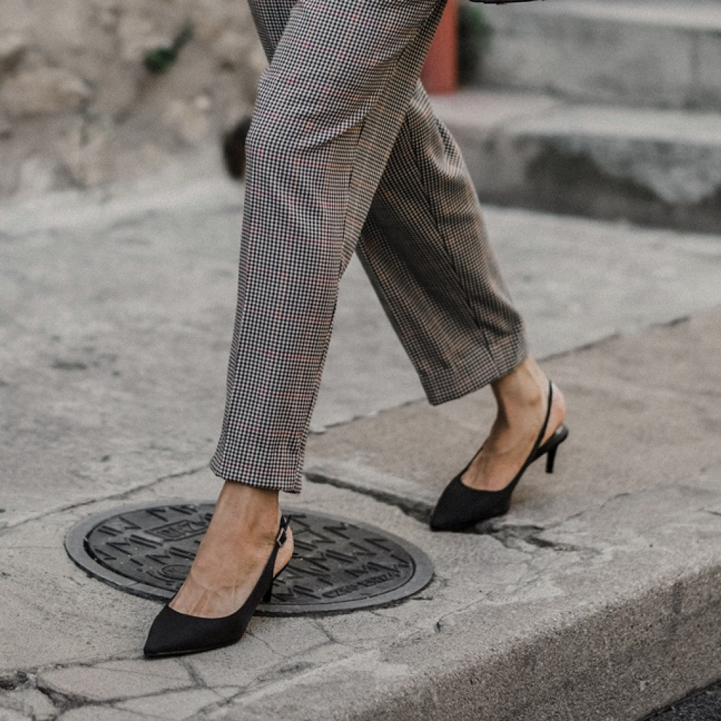 the-best-high-waisted-trousers-to-wear-this-fall-aria-di-bari-french-blogger-linen-tee-shirt-transitional-outfit-street-style-fashion-mango-kitten-heels.jpg