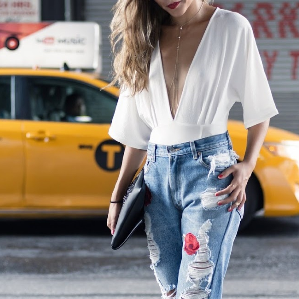 blogger-raquel-paiva-wears-nasty-gal-roses-jeans-nyfw-street-style.jpg