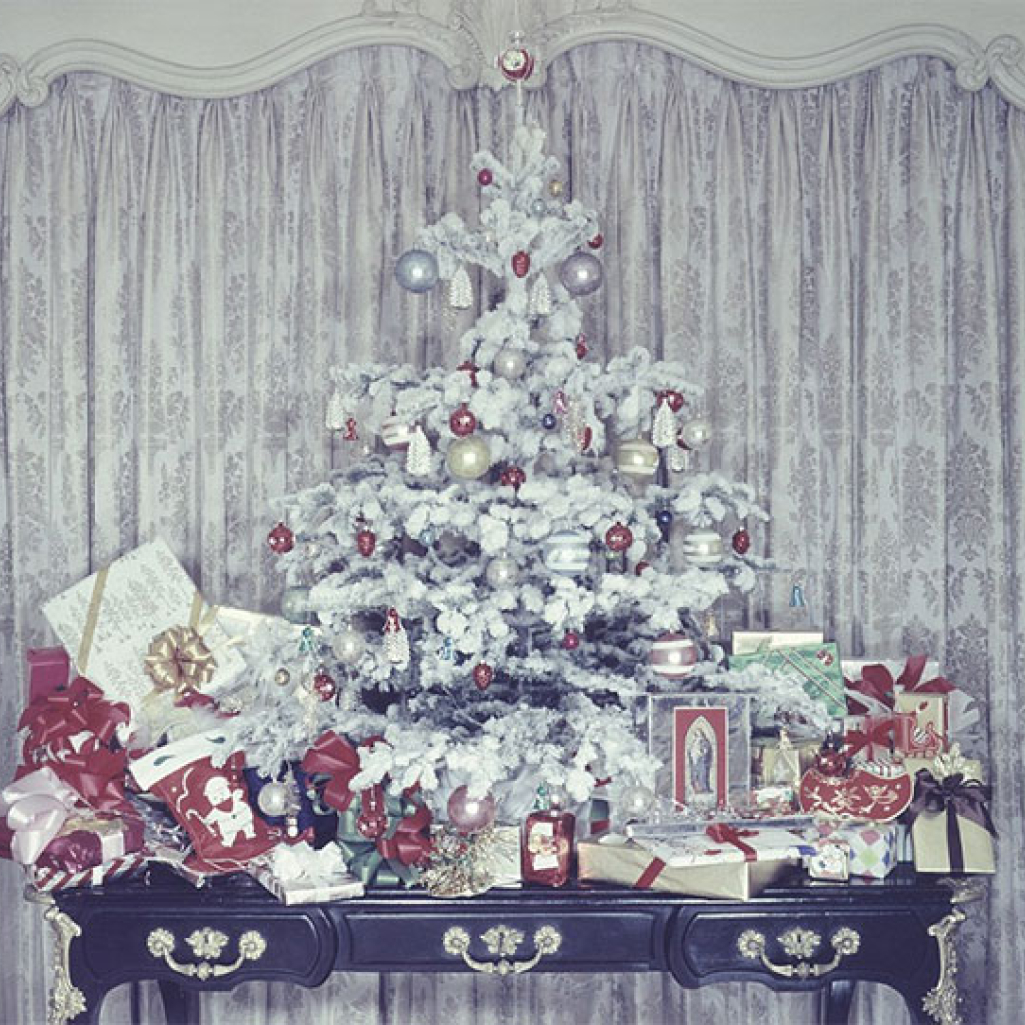 vintage-christmas-house-interior-decorations-5c0f7ad06201d_700.jpg