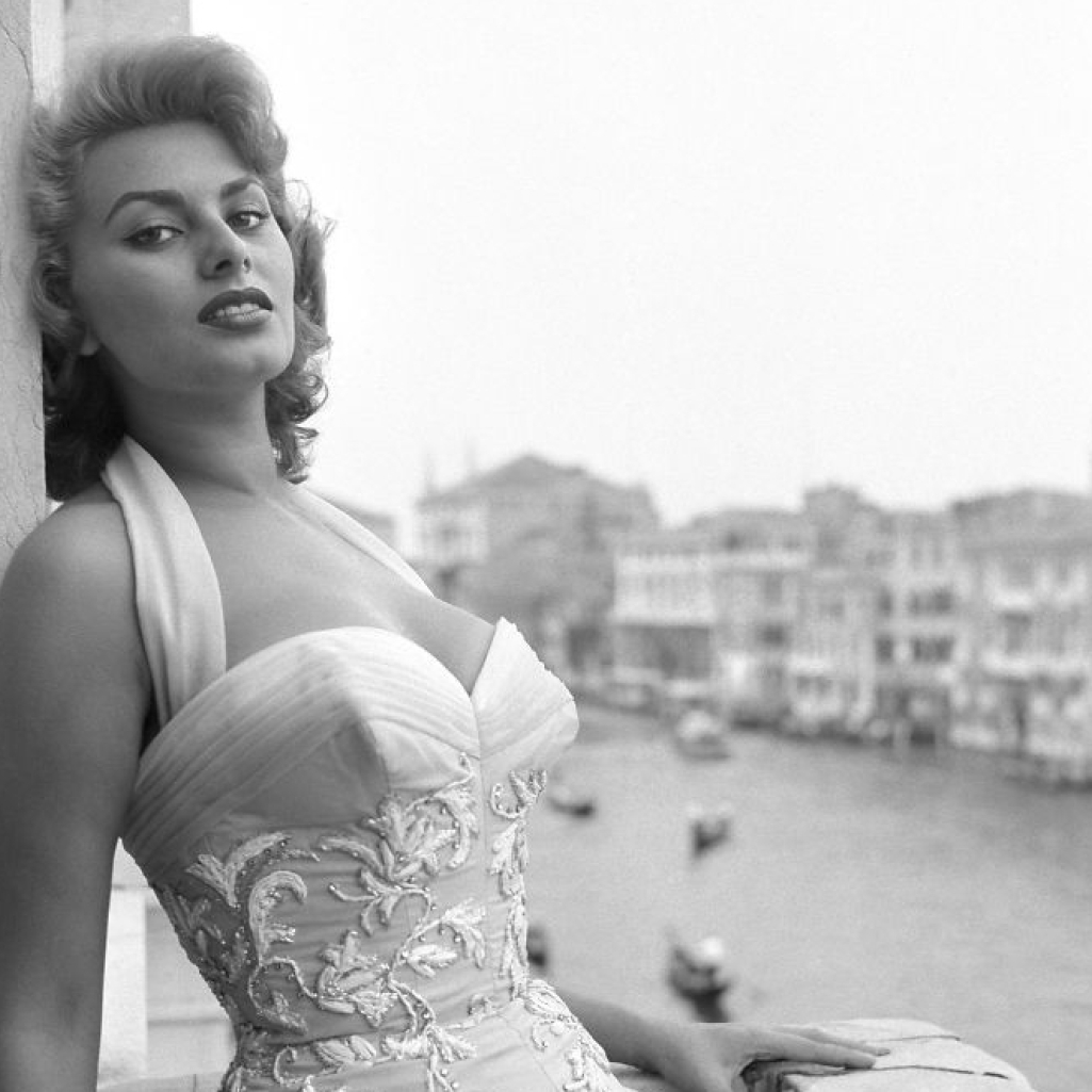 you-cant-get-much-cooler-than-these-celebrities-hanging-out-in-venice-in-the-fifties-5c065c8347fa6_880.jpg